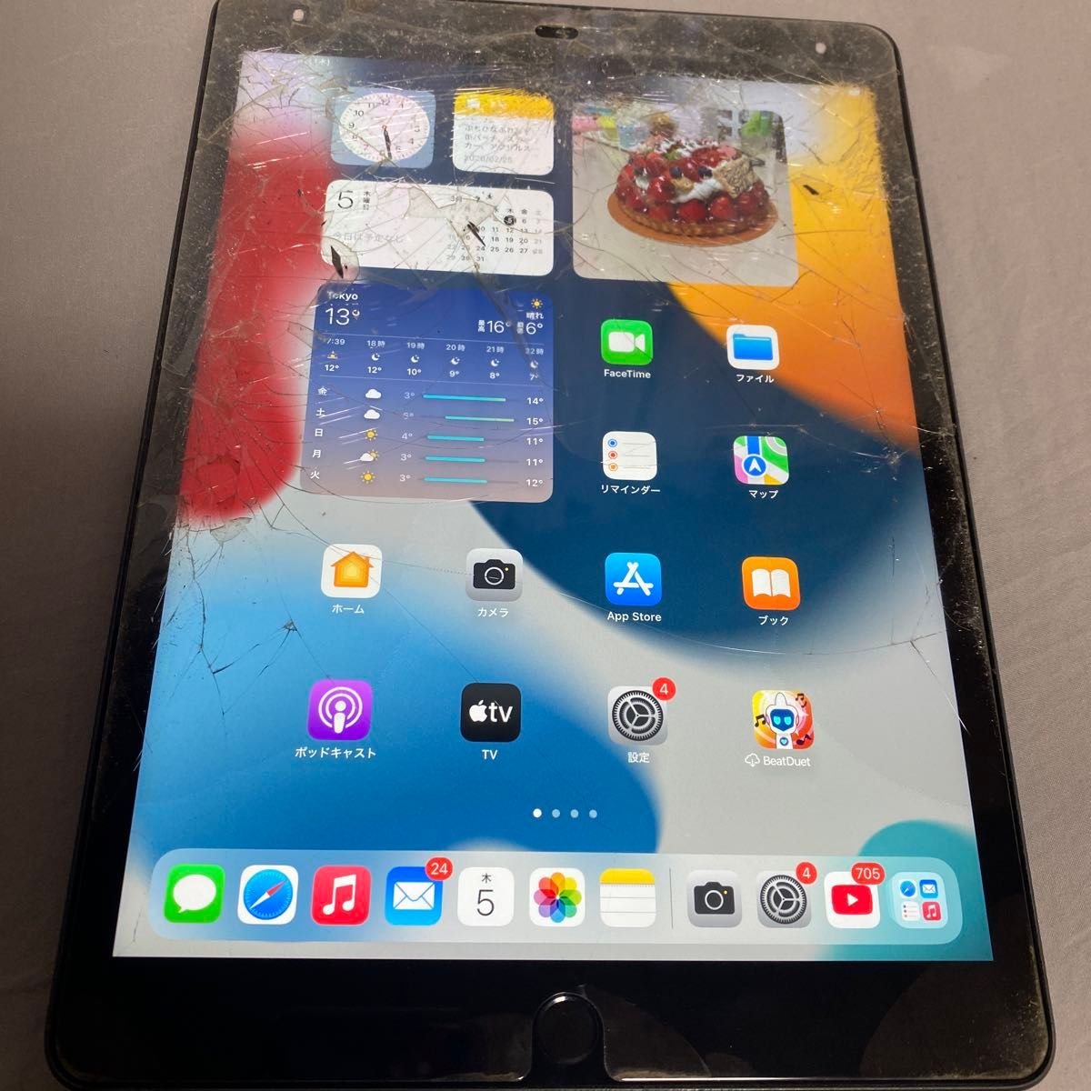 iPad第9世代 64GB Cellular SIMフリーモデル ガラスフィルムと画面